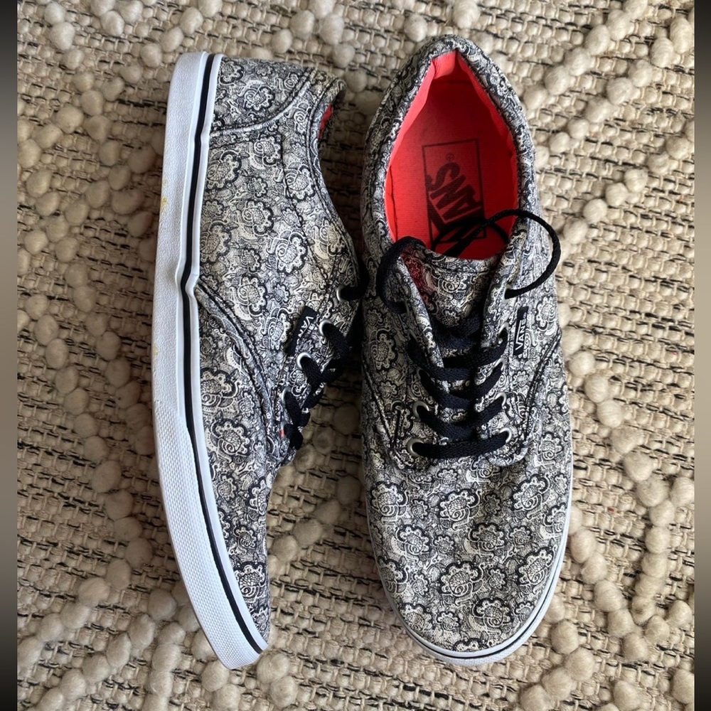 Vans Paisley White & Black Low Tops Size 8 Women's‎